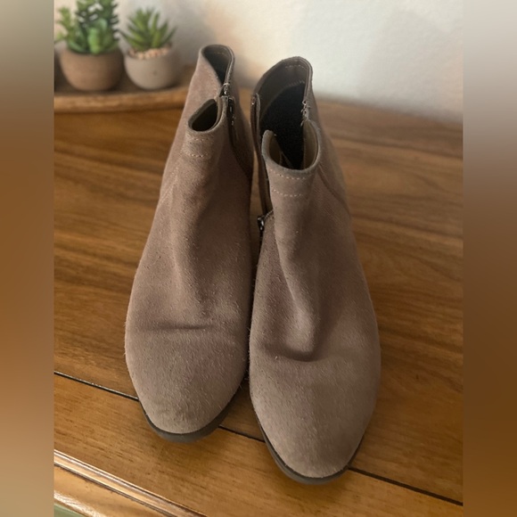 Blondo
Taupe
Size 8.5
Water Resistant
Suede
Ankle Boots
1.5” Heel - Picture 6 of 16